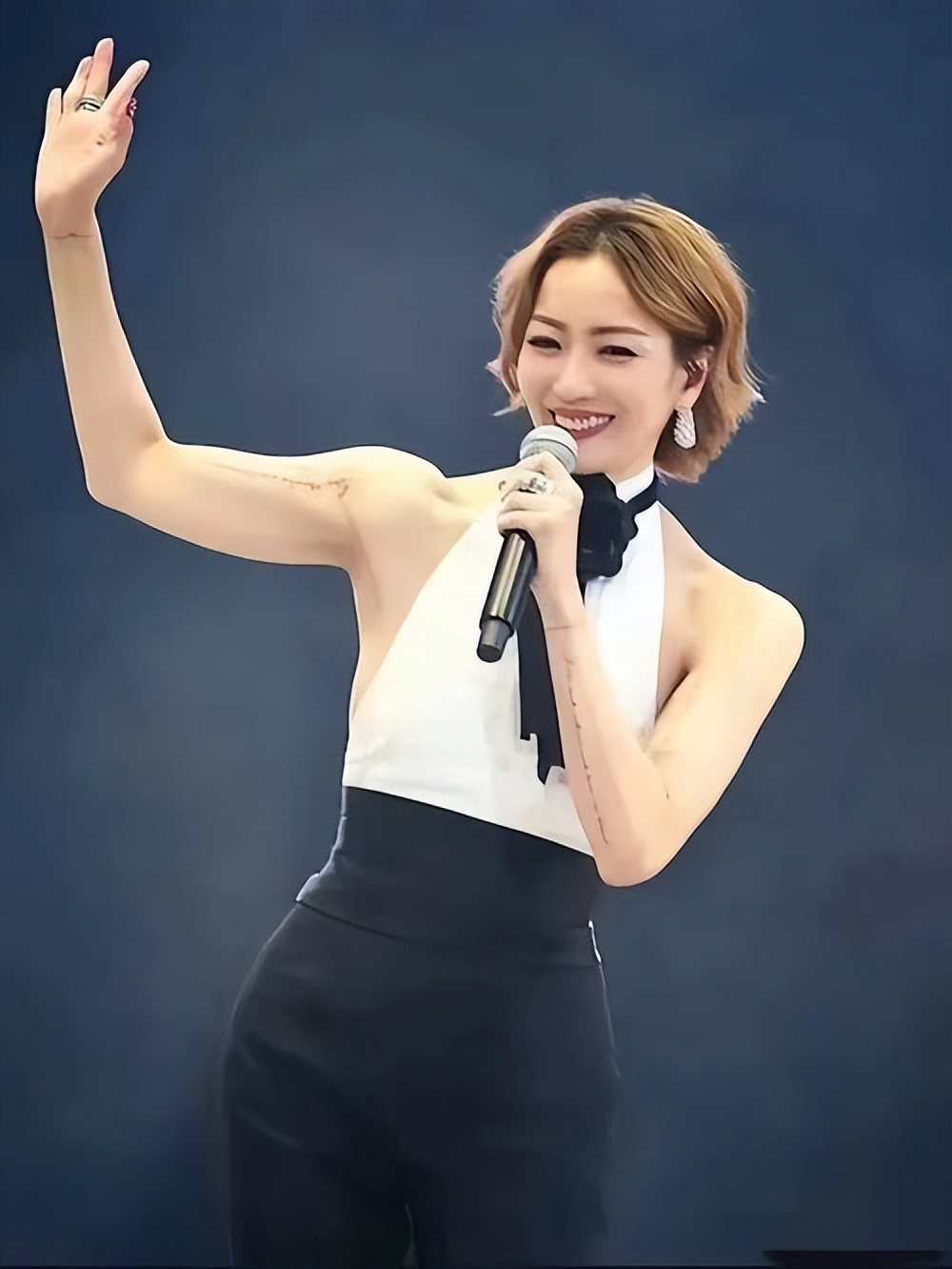 健身房的镜子_家里健身房镜子_镜子健身