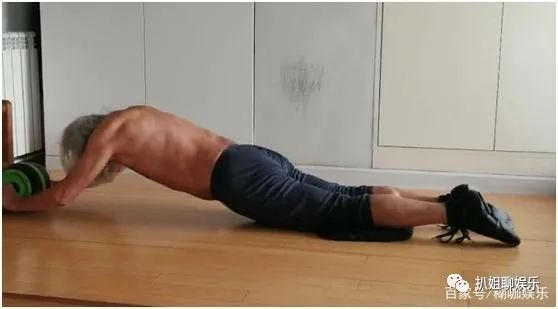 王德顺健身_85岁健美男神王德顺_王德顺练肌肉