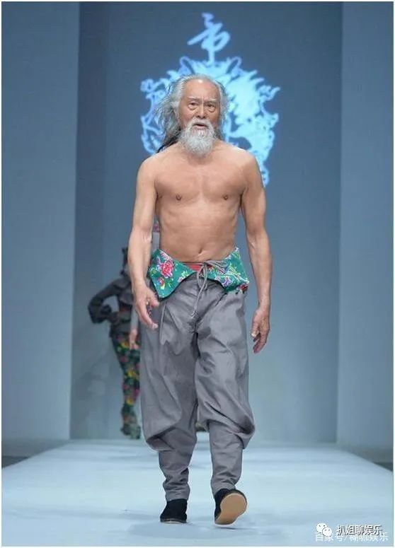 85岁健美男神王德顺_王德顺练肌肉_王德顺健身
