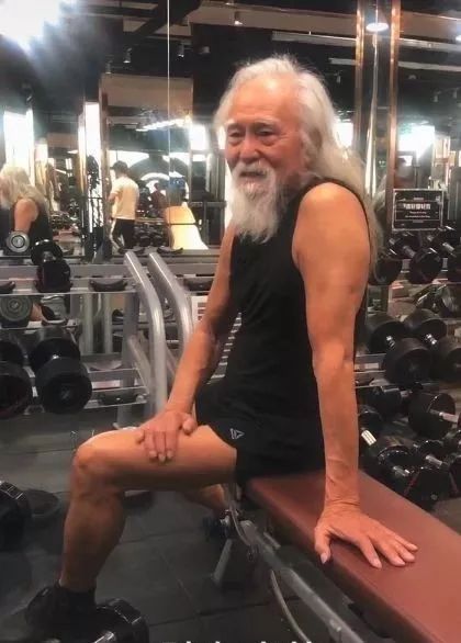 85岁健美男神王德顺_王德顺健身_老年健身名人王顺德
