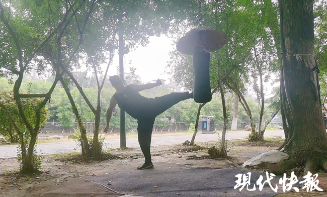 大爷健身伤吗_大爷健身日常_健身的大爷